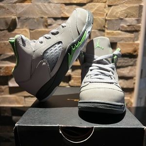 Jordan 5 Retro. Silver/Green Bean/Flint Grey, Size 9C